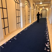 18（アンウィット）Produced by Casa d’ Angelaの画像｜チャペルへ向かう際の通路です
花びらをサイドに撒きました！