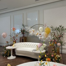 ＬＡＺＯＲ ＧＡＲＤＥＮ ＳＡＰＰＯＲＯ（ラソール ガーデン 札幌）の画像｜会場指定のお花屋さんと、個人でお願いしたバルーンショップの装飾で高砂まわりをお願いしました