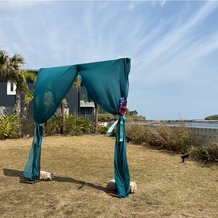 ＡＭＡＮＤＡＮ　ＢＬＵＥ　青島（アマンダンブルー青島）の画像｜ガーデン挙式のアーチ