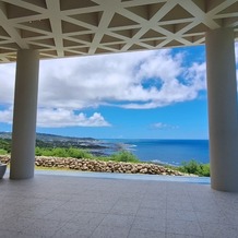 サザンチャペル／KIRANAH RESORT（キラナリゾート）沖縄の画像｜解放感溢れるエントランステラス
