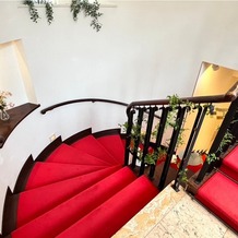 旧レイン邸 神戸北野異人館の画像｜異人館ならではの赤絨毯のらせん階段