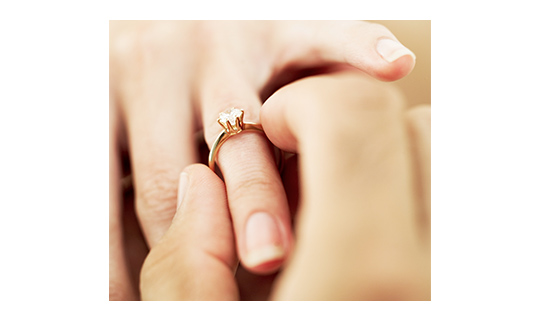 男性必見 プロポーズ前に知っておきたい 婚約指輪の基礎知識10 結婚指輪 婚約指輪 ゼクシィ