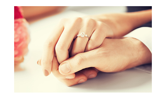 ビジネスシーンでの婚約指輪はあり なし 結婚指輪 婚約指輪 ゼクシィ