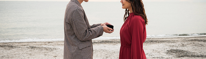 婚約指輪はサプライズで贈る それとも一緒に選ぶ サプライズプロポーズを成功させるポイント 結婚指輪 婚約指輪 ゼクシィ