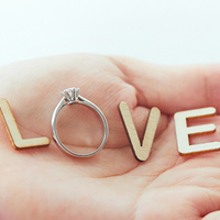 婚約指輪どう渡す 彼女が喜ぶ婚約指輪8つの渡し方 結婚指輪 婚約指輪 ゼクシィ