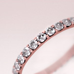 ピンクゴールドにメレダイヤが装飾された指輪