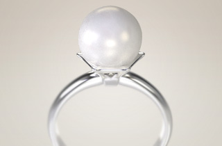 真珠が装飾された指輪