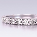 ダイヤモンドがリングを囲んだ「永遠」を思わせる華やかなデザイン