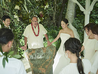 ザ・プライベート・ガーデン アロハ・ケ・アクア（アロハ・ケ・アクア・チャペル）:愛と平和を与える「ホウクプの石」 の前で神々に祈る、ハワイアンチャントセレモニーで誓いの儀式を