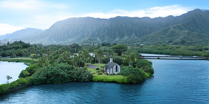 ザ・プライベート・ガーデン アロハ・ケ・アクア（アロハ・ケ・アクア・チャペル）:オールドハワイの神話や伝説が息づく特別な場所は、圧倒的な空と海に囲まれる祝福の聖地。ハワイ時間がゆったりと流れ、非日常感に包み込まれる。手つかずの大自然に抱かれる中、大切な人達に祝福されるセレモニーを