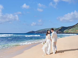 ザ・マカナチャペル:ハワイの美しい白砂ビーチを背景に、まぶしい笑顔の一枚を。雄大なロケーションで叶うフォトツアーが大人気