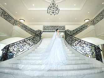 ザ・テラス バイ・ザ・シー　カウイチャペル:大理石の大階段にはナウパカの花をモチーフにしたアイアンワークが施され、花嫁を一層美しく輝かせる