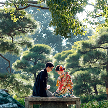東京装苑（とうきょうそうえん）：伝統の衣裳とヘアメイクで、品良く美しい花嫁姿で撮影ができる東京装苑。専属フォトグラファーとヘアメイクのクオリティの高さも魅力。都内および近郊の邸宅や庭園など、情緒あるロケ地で日本の美しい季節を感じられる撮影ができる。実際の結婚式にも使われる質の高い衣裳が約130着揃い、品の良い正統派の和装写真を求めるカップルにおすすめ。