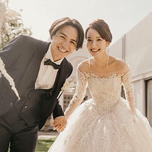 ＳＰＯＳＡ ＢＬＡＮＣＡ（スポサ ブランカ）：衣裳店だからこそ叶う、頭からつま先まで細部にこだわったフォトウエディング。同店には生地、縫製、形全てにこだわった衣裳を数多く揃えており、花嫁が一番美しく見える裾捌きや立ち姿まで教えてくれるのが魅力。30種以上のブランドを取扱い「体型カバー」が叶うドレスも数多く揃う。大阪の歴史的建造物をはじめ名所でのロケーション撮影も可能。駅至近で打合せにも訪れやすく、衣裳合せも存分に楽しめる。