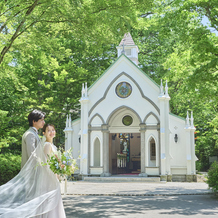 旧軽井沢礼拝堂 旧軽井沢ホテル音羽ノ森：【金曜プレミアム】美食で楽しめる軽井沢ウエディング体験