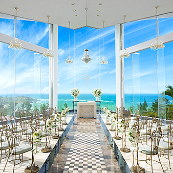 チャペル・ダイアモンドオーシャン（沖縄かりゆしホテルズウェディング）:海を望む360度ガラス張りのチャペルの中は、まさに輝く宝石のよう