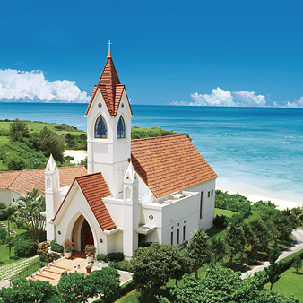 アリビラ・グローリー教会／チュチュリゾートウエディング:沖縄屈指の透明度を誇る読谷の海に面した、赤い瓦屋根が印象的なチャペル