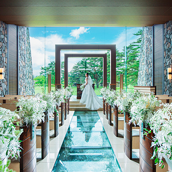 軽井沢プリンスホテル　フォレスターナ軽井沢:石と木で造られた重厚感溢れる光のチャペルは自然光が降り注ぎ、祭壇には清らかな水を湛える