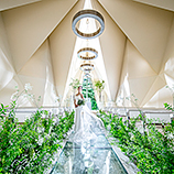 軽井沢プリンスホテル　フォレスターナ軽井沢:独創的な建築が美しい風の教会は透明感溢れる独立型チャペル。生演奏で幻想的な挙式を