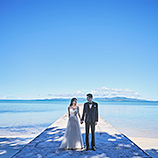 クルデスール・ウェディング（ANAインターコンチネンタル石垣リゾート）／ワタベウェディング:竹富島の桟橋で青い空とブルーの海に囲まれたショットも人気
