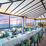 アラマンダ チャペル（シギラベイサイドスイート アラマンダ）／ワタベウェディング:海を望むレストランで空と水を感じて、リラックスしながら楽しむ贅沢なパーティ