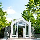 ニューアート・エレガンス　●ホテル軽井沢エレガンス:旧軽井沢の森に佇む、石とガラスを組み合わせた独立型の教会。自然の中であたたかく荘厳な誓いを