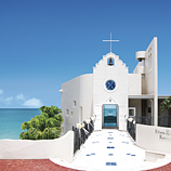 ルネッサンス・リベーラ教会／チュチュリゾートウエディング:祭壇奥は一面青の世界。海の中で愛を誓うかのようなセレモニー