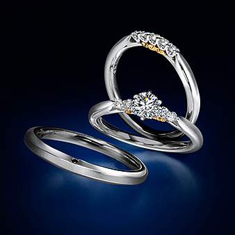 エクセルコダイヤモンド：【アンサンブル】婚約指輪も結婚指輪もサイドから見るとYGを覗かせるおしゃれなデザイン