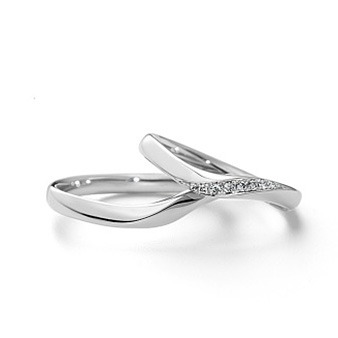 エクセルコダイヤモンド：ヴィオラとは、楽器のビオラのこと。美しい音色がきれいな曲線を描き、優しく指を包み込む