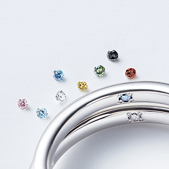 Ｉ－ＰＲＩＭＯ（アイプリモ）：意味をもつ8色のカラーダイヤモンドをリングの内側にセットできる。込める想いはふたり次第