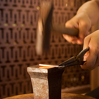 ＴＡＮＺＯ．（鍛造指輪）：古くから日本刀などの製造に用いられる鍛造製法。文字通り「鍛えて造る」。熱して叩くの繰り返し