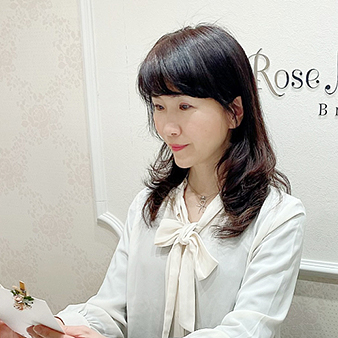 Ｓａｋａｉ　＆　Ｒｏｓｅ　Ｖｉｅ　（サカイ　アンド　ローズ　ヴィ）：江南本店にはデザイナーが常駐。ふたりだけの想いを込めたリングアレンジやオーダーにも対応