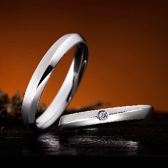 ＴＡＮＺＯ．（鍛造指輪）：面取り加工が美しい結婚指輪。滑らかな曲線美が指元の美しさを際立たせる