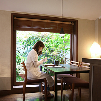 入倉康ジュエリー工房:大きな窓が開放的な打ち合わせ卓。担当のスタッフと職人が「ふたりらしさ」を叶えてくれる