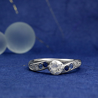 入倉康ジュエリー工房:シリーズ「結」 濃淡のブルーサファイヤ、メレダイヤモンドをグラデーションにセッティング