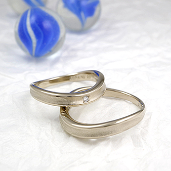 入倉康ジュエリー工房:シリーズ「海」 上品な輝きのシャンパンゴールドに、鏡面仕上げ×つや消し仕上げの組み合わせ