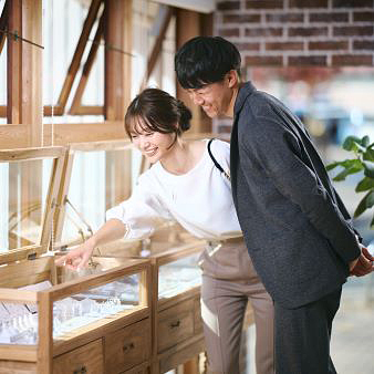 SALON DE NOJI:専門知識が豊富なスタッフも常駐し、それぞれの指輪の違いやふたりに似合う指輪探しをサポート
