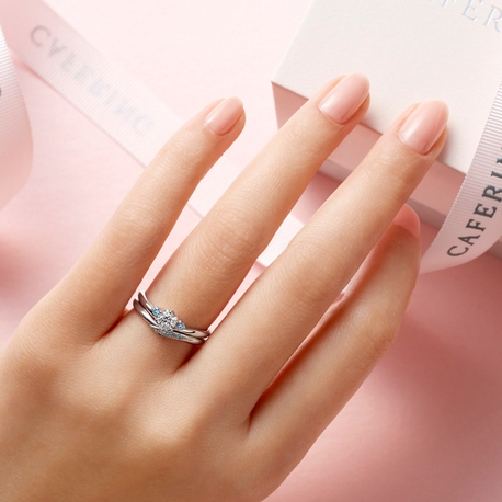 【シェリ】幸せのアイスブルーダイヤモンドが輝く結婚指輪