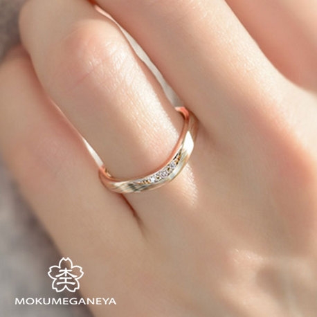 杢目金屋】指を美しく見せるVライン。木目のコントラストが