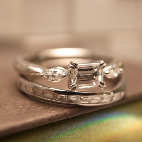 ＜ジャスミン＞婚約指輪　エメラルドカットダイヤ×マーキスダイヤ