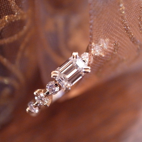 pipi～ピピ＞両サイドに3石ずつ配したメレダイヤが輝く婚約指輪