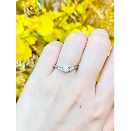 0.3ctのダイヤが予算内で叶う！細身だから柔らかい印象で輝きを放ち手