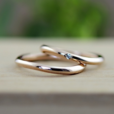【なだらかな曲線に小さなダイヤをつけた結婚指輪】曲線タイプ