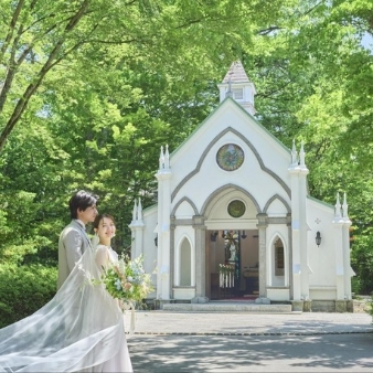 旧軽井沢礼拝堂 旧軽井沢ホテル音羽ノ森：＼交通費＊最大5千円優待／森のチャペル感動挙式＆美食フレンチ：【軽井沢を代表するクラシカルリゾートホテル】旧三笠ホテルをモチーフに作られた当館は、上質で寛ぎの空間。小鳥のさえずり、樹々の香りなど自然に包まれ凛とした佇まいの旧軽井沢ホテル音羽ノ森は迎賓にふさわしい場所。このフェアでは限定でおふたり１泊宿泊特典で至福の1日に！【心を通わせる結婚式】事前にお二人と行う司祭とのオリエンテーションでは、結婚の意味や家族への感謝を心に刻むための大切な時間。対話を通し、挙式当日には司祭からお二人に向けた特別な祝福のメッセージが贈られる。【食の音羽と好評のお料理】フェア試食を予約された方にはホテルレストランにて無料試食をご提供。シェフ厳選の信州食材や旬野菜をふんだんに使った”特別フレンチ試食”をお愉しみください