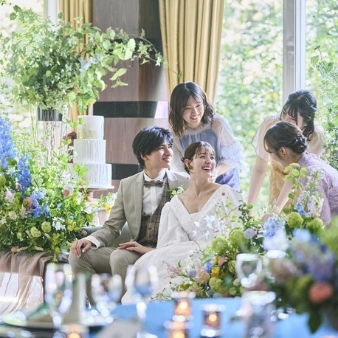 旧軽井沢礼拝堂 旧軽井沢ホテル音羽ノ森：【金曜プレミアム】美食で楽しめる軽井沢ウエディング体験：【軽井沢を代表するクラシカルリゾートホテル】旧三笠ホテルをモチーフに作られた当館は、上質で寛ぎの空間。小鳥のさえずり、樹々の香りなど自然に包まれ凛とした佇まいの旧軽井沢ホテル音羽ノ森は迎賓にふさわしい場所。このフェアでは限定でおふたり１泊宿泊特典で至福の1日に！【心を通わせる結婚式】事前にお二人と行う司祭とのオリエンテーションでは、結婚の意味や家族への感謝を心に刻むための大切な時間。対話を通し、挙式当日には司祭からお二人に向けた特別な祝福のメッセージが贈られる。【食の音羽と好評のお料理】フェア試食を予約された方にはホテルレストランにて無料試食をご提供。シェフ厳選の信州食材や旬野菜をふんだんに使った”特別フレンチ試食”をお愉しみください