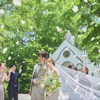 旧軽井沢礼拝堂 旧軽井沢ホテル音羽ノ森：【少人数＆家族婚◎】挙式体験＆森のパーティ相談会＊スイーツ付：【軽井沢を代表するクラシカルリゾートホテル】旧三笠ホテルをモチーフに作られた当館は、上質で寛ぎの空間。小鳥のさえずり、樹々の香りなど自然に包まれ凛とした佇まいの旧軽井沢ホテル音羽ノ森は迎賓にふさわしい場所。このフェアでは限定でおふたり１泊宿泊特典で至福の1日に！【心を通わせる結婚式】事前にお二人と行う司祭とのオリエンテーションでは、結婚の意味や家族への感謝を心に刻むための大切な時間。対話を通し、挙式当日には司祭からお二人に向けた特別な祝福のメッセージが贈られる。【食の音羽と好評のお料理】フェア試食を予約された方にはホテルレストランにて無料試食をご提供。シェフ厳選の信州食材や旬野菜をふんだんに使った”特別フレンチ試食”をお愉しみください
