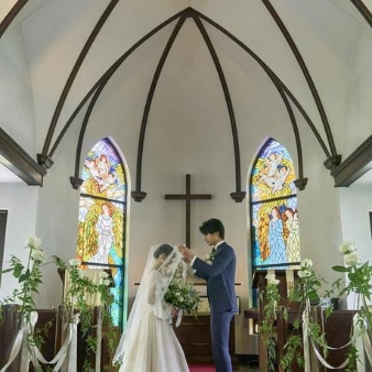 旧軽井沢礼拝堂 旧軽井沢ホテル音羽ノ森:【少人数&家族婚◎】逸品試食*挙式体験&森のパーティ相談会:【軽井沢を代表するクラシカルリゾートホテル】旧三笠ホテルをモチーフに作られた当館は、上質で寛ぎの空間。小鳥のさえずり、樹々の香りなど自然に包まれ凛とした佇まいの旧軽井沢ホテル音羽ノ森は迎賓にふさわしい場所。このフェアでは限定でおふたり1泊宿泊特典で至福の1日に!【心を通わせる結婚式】事前にお二人と行う司祭とのオリエンテーションでは、結婚の意味や家族への感謝を心に刻むための大切な時間。対話を通し、挙式当日には司祭からお二人に向けた特別な祝福のメッセージが贈られる。【食の音羽と好評のお料理】フェア試食を予約された方にはホテルレストランにて無料試食をご提供。シェフ厳選の信州食材や旬野菜をふんだんに使った”特別フレンチ試食”をお愉しみください