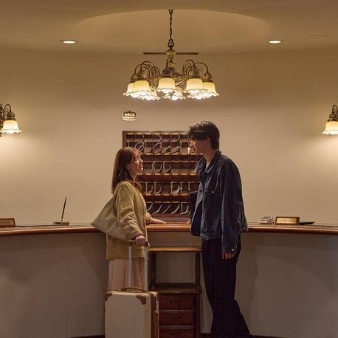 旧軽井沢礼拝堂 旧軽井沢ホテル音羽ノ森：【1泊2日森の滞在型ウエディング】無料宿泊体験＊美食フレンチ：【軽井沢を代表するクラシカルリゾートホテル】旧三笠ホテルをモチーフに作られた当館は、上質で寛ぎの空間。小鳥のさえずり、樹々の香りなど自然に包まれ凛とした佇まいの旧軽井沢ホテル音羽ノ森は迎賓にふさわしい場所。このフェアでは限定でおふたり１泊宿泊特典で至福の1日に！【心を通わせる結婚式】事前にお二人と行う司祭とのオリエンテーションでは、結婚の意味や家族への感謝を心に刻むための大切な時間。対話を通し、挙式当日には司祭からお二人に向けた特別な祝福のメッセージが贈られる。【食の音羽と好評のお料理】フェア試食を予約された方にはホテルレストランにて無料試食をご提供。シェフ厳選の信州食材や旬野菜をふんだんに使った”特別フレンチ試食”をお愉しみください