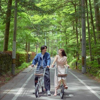 旧軽井沢礼拝堂 旧軽井沢ホテル音羽ノ森：当日OK＼軽井沢リゾートW／森の挙式＆スイーツ付＊スタバギフト：【軽井沢を代表するクラシカルリゾートホテル】旧三笠ホテルをモチーフに作られた当館は、上質で寛ぎの空間。小鳥のさえずり、樹々の香りなど自然に包まれ凛とした佇まいの旧軽井沢ホテル音羽ノ森は迎賓にふさわしい場所。このフェアでは限定でおふたり１泊宿泊特典で至福の1日に！【心を通わせる結婚式】事前にお二人と行う司祭とのオリエンテーションでは、結婚の意味や家族への感謝を心に刻むための大切な時間。対話を通し、挙式当日には司祭からお二人に向けた特別な祝福のメッセージが贈られる。【食の音羽と好評のお料理】フェア試食を予約された方にはホテルレストランにて無料試食をご提供。シェフ厳選の信州食材や旬野菜をふんだんに使った”特別フレンチ試食”をお愉しみください