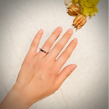 鎚目／つちめ＞Pt 柔らかなフォルムのリングに鎚目を施したリング